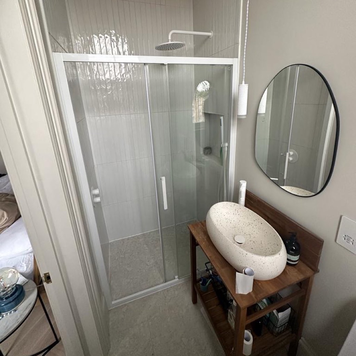 En-suite with walk-in shower, stone basin and round mirror